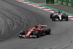 Кими Райкконен, Ferrari SF70H, и Льюис Хэмилтон, Mercedes AMG F1 W08