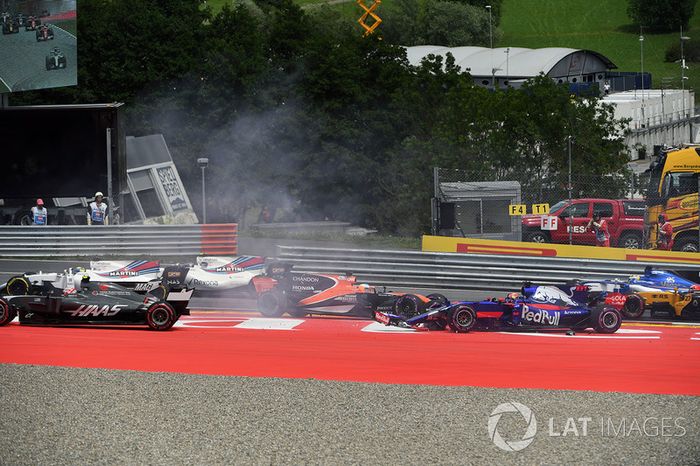 Max Verstappen, Red Bull Racing RB13, Fernando Alonso, McLaren MCL32, Daniil Kvyat, Scuderia Toro Rosso STR12, chocan