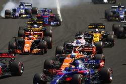 Marcus Ericsson, Sauber C36, Carlos Sainz Jr., Scuderia Toro Rosso STR12,Fernando Alonso, McLaren MC