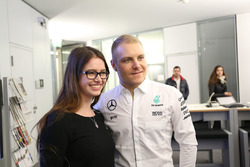 Valtteri Bottas, Mercedes AMG F1, mit einer Mercedes-Mitarbeiterin