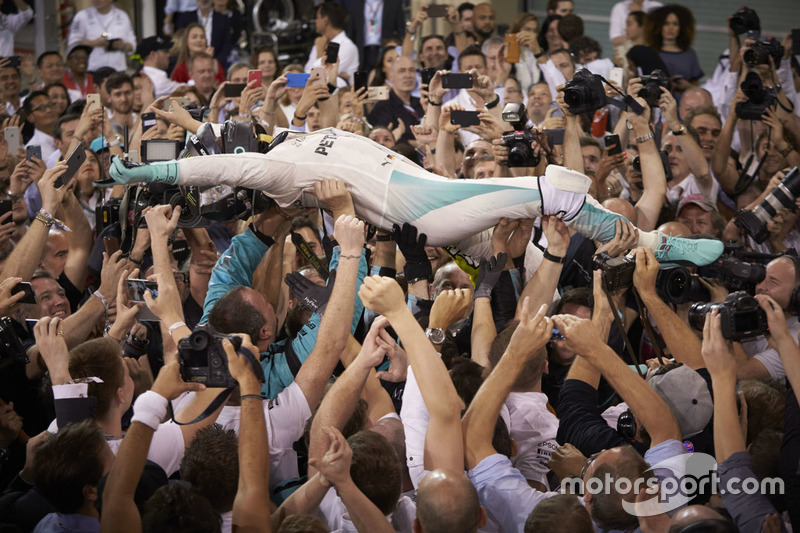 Segundo lugar y nuevo campeón mundial Nico Rosberg, de Mercedes AMG Petronas F1 celebra en parc ferm