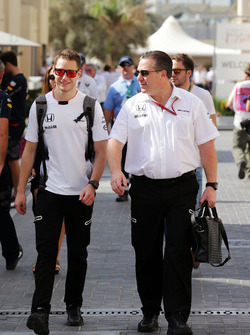 Stoffel Vandoorne met uitvoerend directeur McLaren Zak Brown