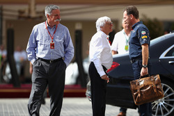 Chase Carey, Formula One Group Presidente con Bernie Ecclestone y Christian Horner, jefe de equipo R