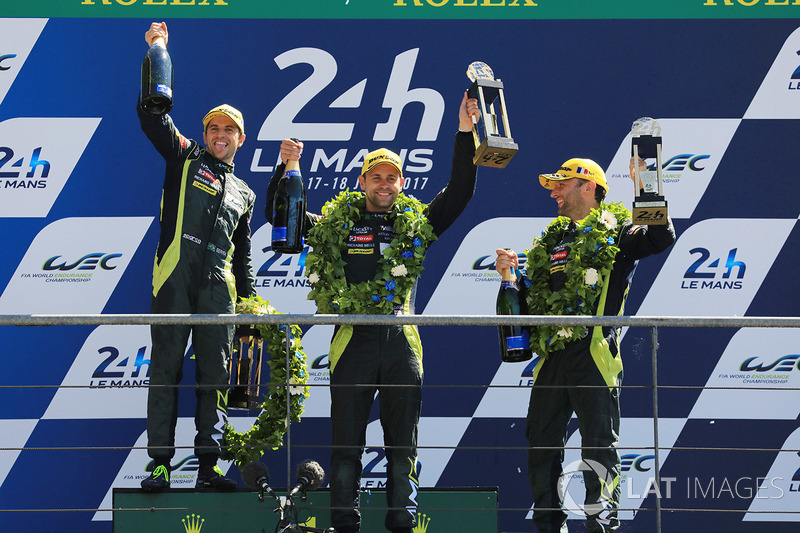 Подіум GTE Pro: переможці Даррен Тьорнер, Джонатан Адам, Даніель Серра, Aston Martin Racing