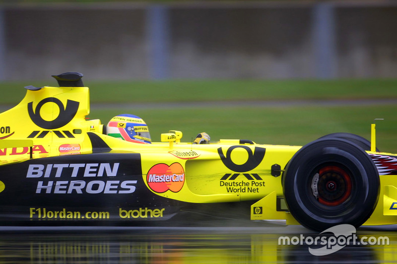 Jordan en el Gran Premio de Gran Bretaña de 2001: esta vez, las pegatinas de Benson & Hedges fueron reemplazadas no por los "avispones", sino por los "héroes mordidos" (Bitten Heroes)