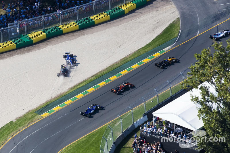 Marcus Ericsson, Sauber C36, and Kevin Magnussen, Haas F1 Team VF-17, collide on the opening lap