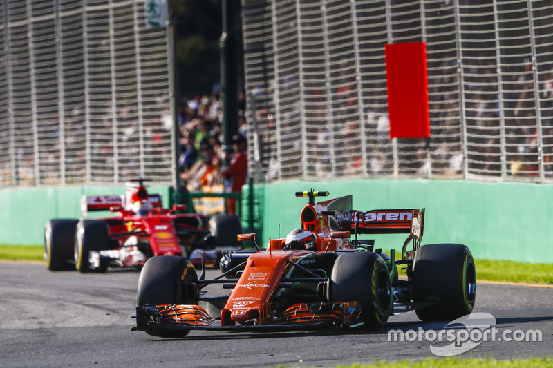 Stoffel Vandoorne, McLaren MCL32, y Sebastian Vettel, Ferrari SF70H