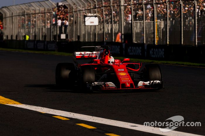 Sebastian Vettel, Ferrari SF70H, se lleva la bandera a cuadros