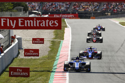 Pascal Wehrlein, Sauber C36; Carlos Sainz Jr., Scuderia Toro Rosso STR12