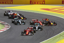 Sebastian Vettel, Ferrari SF70H, Lewis Hamilton, Mercedes AMG F1 W08, Max Verstappen, Red Bull Racing RB13, Kimi Raikkonen, Ferrari SF70H, the rest of the field at the start