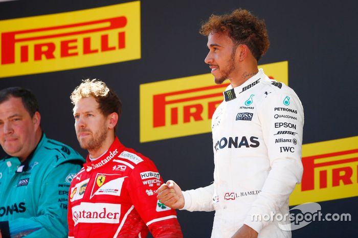 Podium: segundo, Sebastian Vettel, Ferrari, ganador, Lewis Hamilton, Mercedes AMG F1