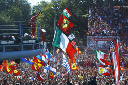 Le troisième, Sebastian Vettel, Ferrari, montre son trophée à la foule