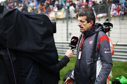 КерівникHaas F1 Team на стартовій решітці