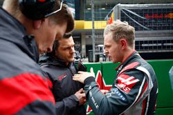 Kevin Magnussen, Haas F1 Team, en la parrilla