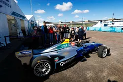 James Rossiter bestuurt de Formule E showauto