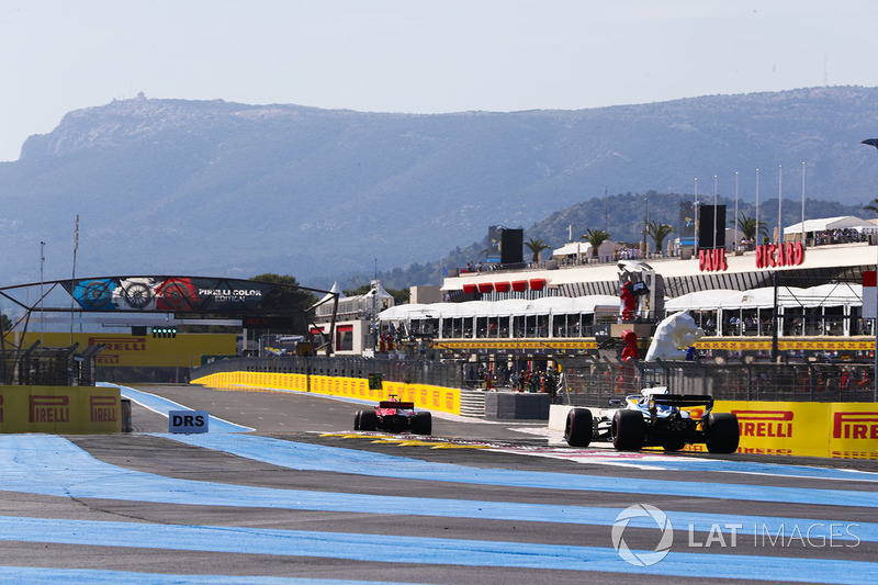 Sebastian Vettel, Ferrari SF71H, devant Lance Stroll, Williams FW41
