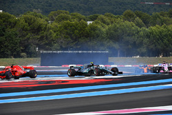 Sebastian Vettel, Ferrari SF71H hits Valtteri Bottas, Mercedes-AMG F1 W09 at the start of the race