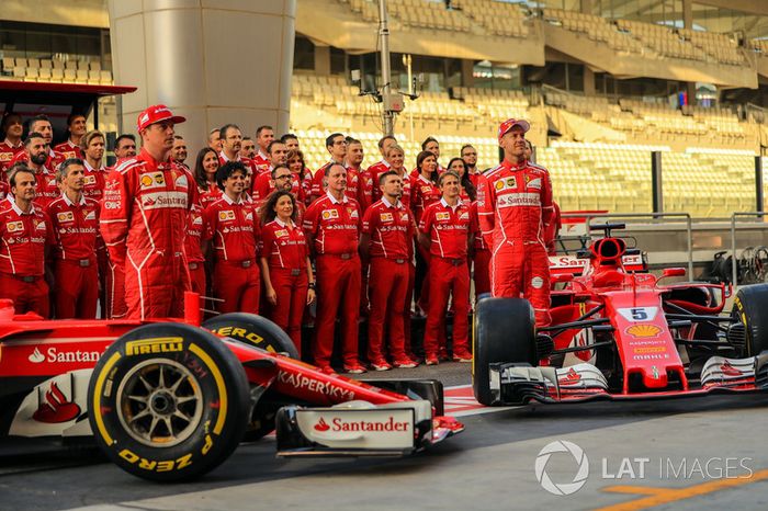 Kimi Raikkonen, Ferrari SF70H y Sebastian Vettel, Ferrari SF70H en la foto de equipo