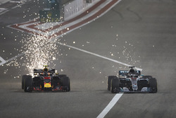 Макс Ферстаппен, Red Bull Racing RB14, и Льюис Хэмилтон, Mercedes AMG F1 W09