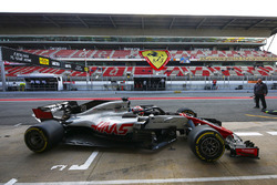 Kevin Magnussen, Haas F1 Team VF-18, rentre au stand