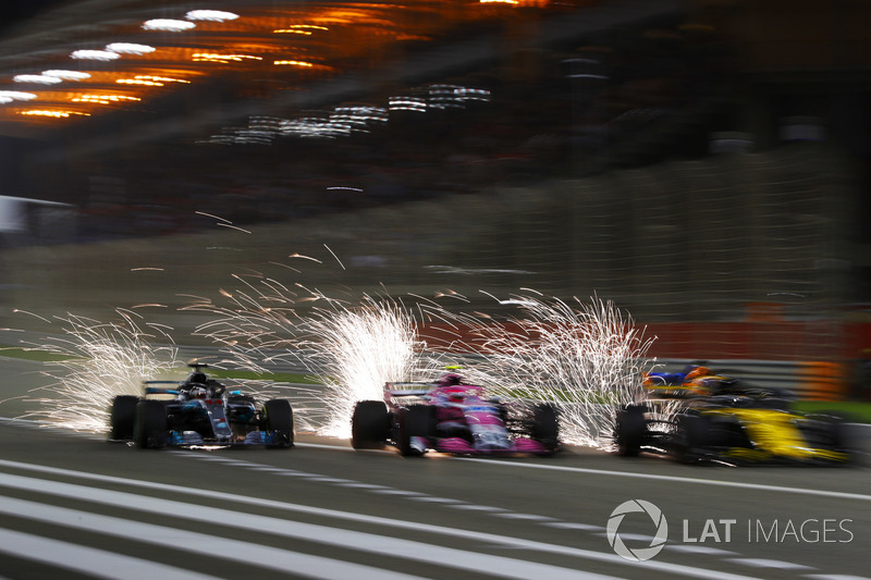 Manuver Lewis Hamilton, Mercedes, menyalip tiga mobil sekaligus