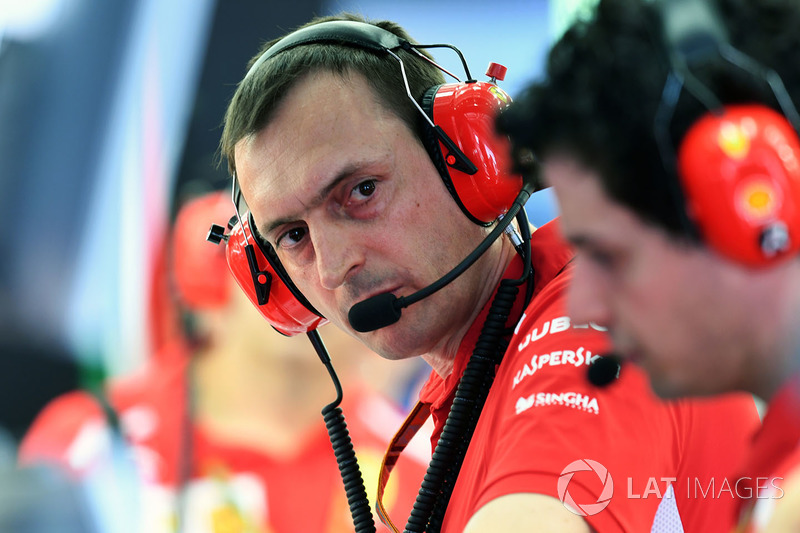 Riccardo Adami, race engineer Vettel, memberi informasi cuaca