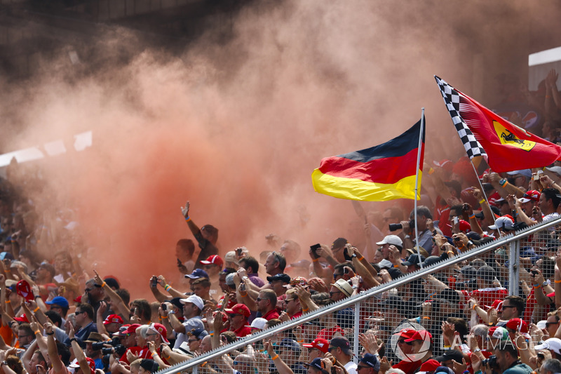 Tifosi in tribuna con dei fumogeni
