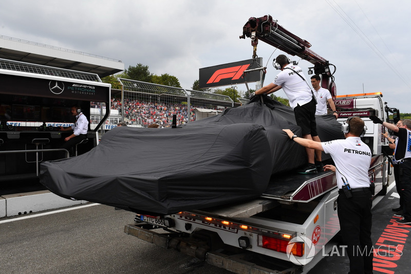 The car of Lewis Hamilton, Mercedes-AMG F1 W09 is recovered to the pits