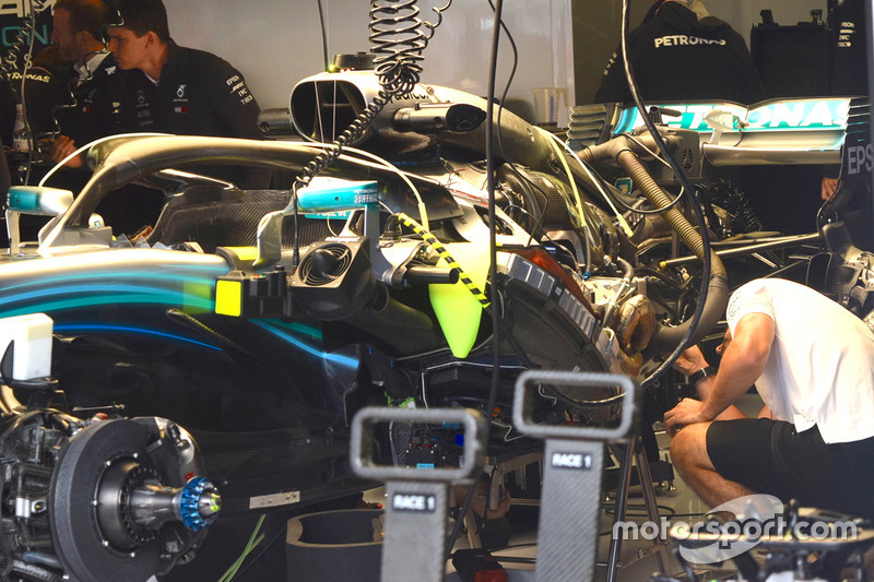 Mercedes F1 W09 в боксах
