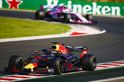 Daniel Ricciardo, Red Bull Racing RB14, devant Sergio Perez, Force India VJM11