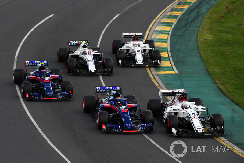 Marcus Ericsson, Sauber C37 and Brendon Hartley, Scuderia Toro Rosso STR13 battle