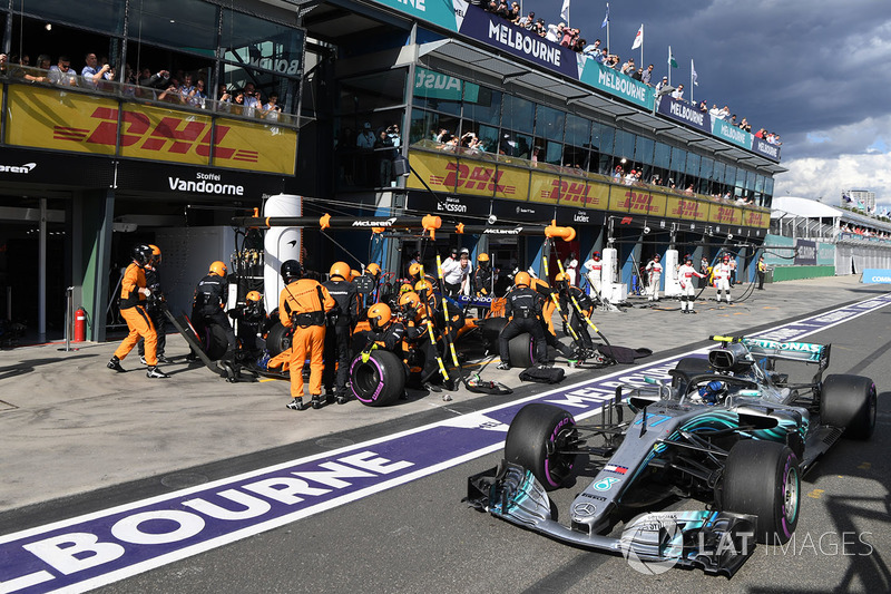 Valtteri Bottas, Mercedes-AMG F1 W09 passes Stoffel Vandoorne, McLaren MCL33 pit stop