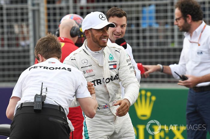 Lewis Hamilton, Mercedes-AMG F1, celebra su pole position del GP de Australia ante la mirada de Will Buxton