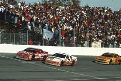 Alan Kulwicki battles with Bill Elliott