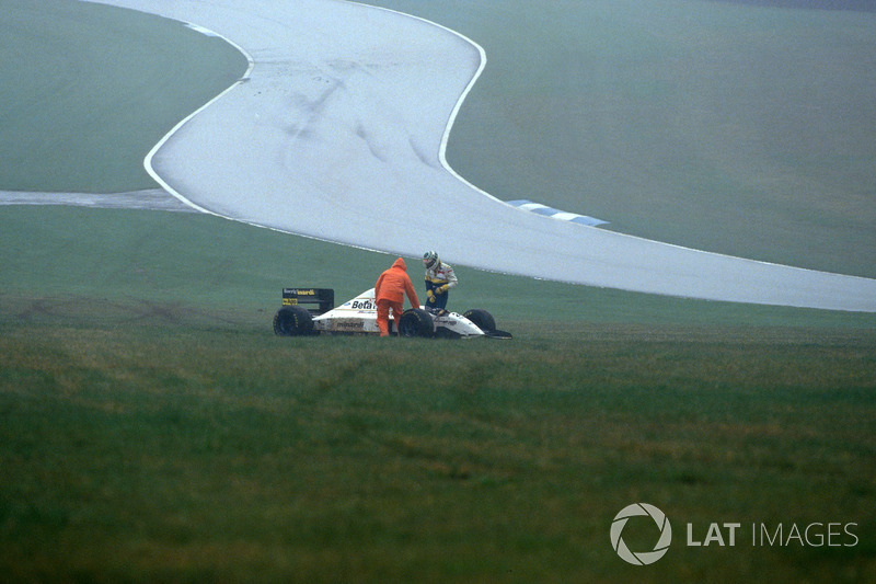 Fabrizio Barbazza, sort de sa Minardi M193 Ford après une sortie de piste