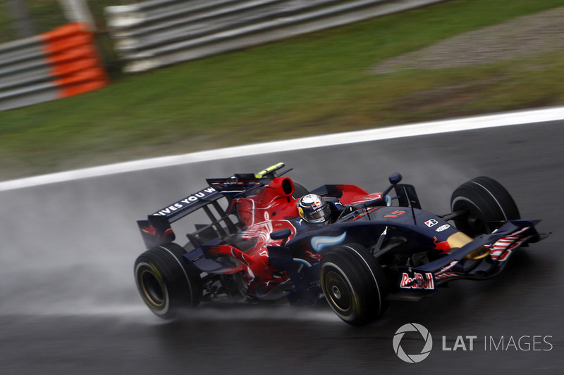 Sebastian Vettel in zijn Toro Rosso STR3.