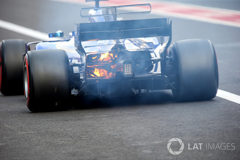 Marcus Ericsson, Sauber C36 retires from the race with a fire