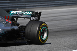Lewis Hamilton, Mercedes-AMG F1 W09 neumático trasero ampollado