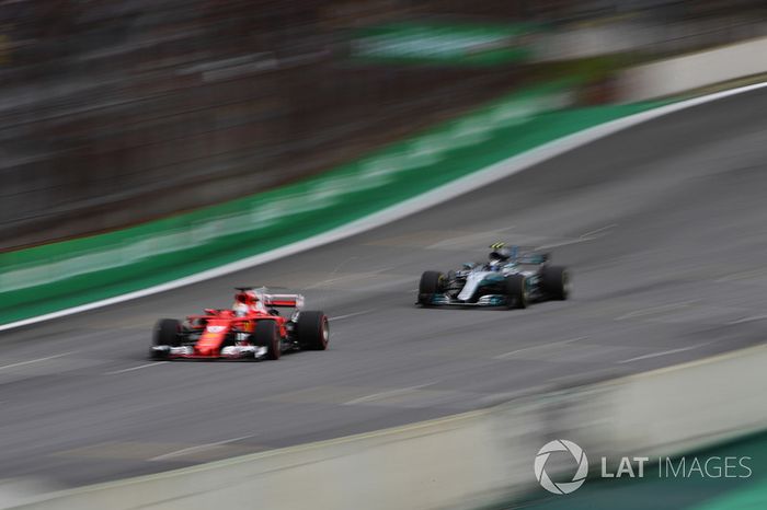 Sebastian Vettel, Ferrari SF70H y Valtteri Bottas, Mercedes-Benz F1 W08 saca chispas
