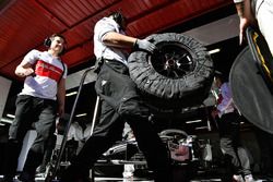 Mecánicos de Alfa Romeo Sauber F1 Team y llantas Pirelli