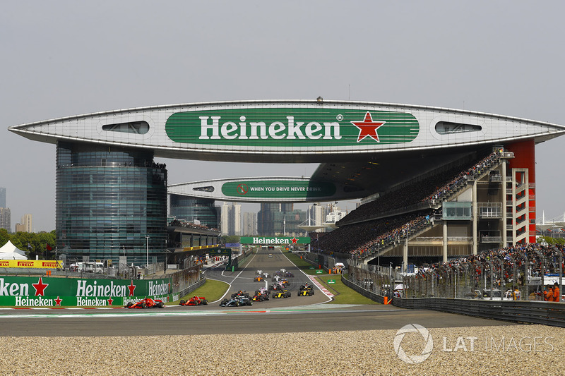 Sebastian Vettel, Ferrari SF71H, devant Kimi Raikkonen, Ferrari SF71H, Valtteri Bottas, Mercedes AMG F1 W09, Lewis Hamilton, Mercedes AMG F1 W09, Max Verstappen, Red Bull Racing RB14 Tag Heuer, et le reste du peloton au départ