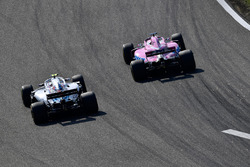 Lance Stroll, Williams FW41 and Sergio Perez, Force India VJM11 battle