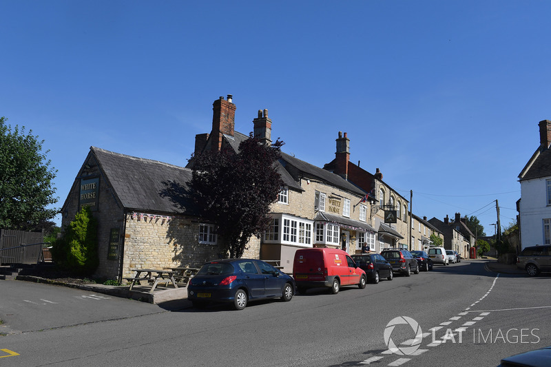 Le village de Silverstone et le pub White Horse