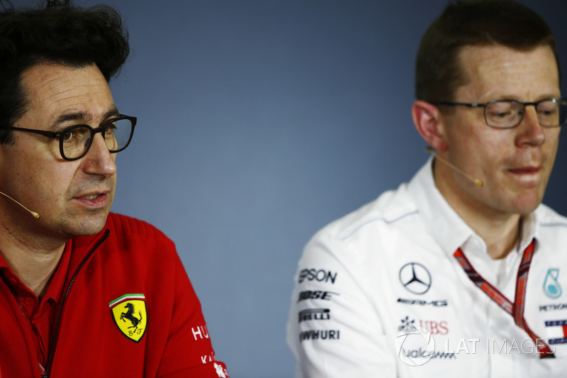 Mattia Binotto, Direktur Teknis Ferrari, bersama Andy Cowell, Direktur Pelaksana Mercedes AMG, saat sesi konferensi pers team principal
