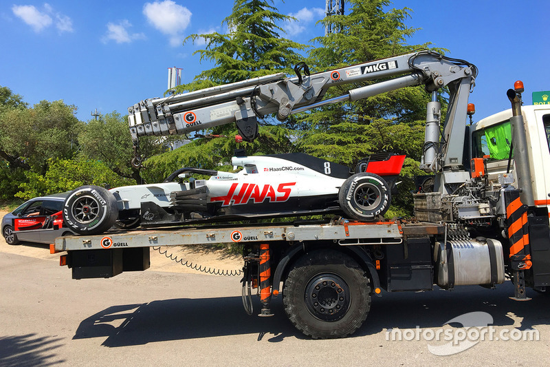 Romain Grosjean, Haas F1 Team VF-18 is brought back to the pits