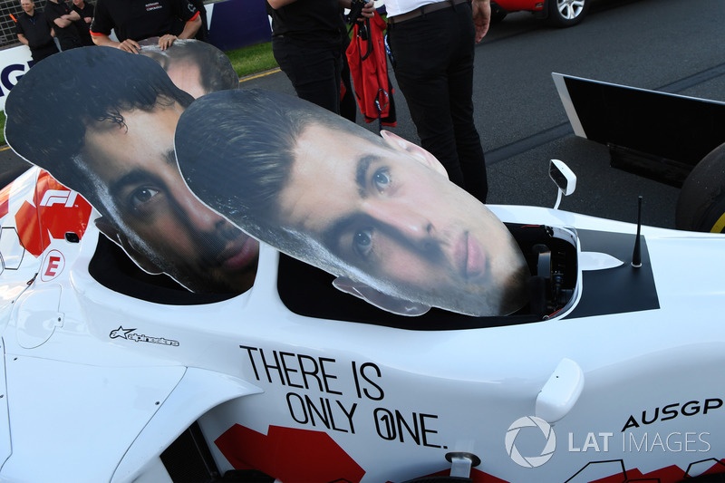 F1 Experiences coche de 2 plazas y caras recortadas de cartón de Daniel Ricciardo, Red Bull Racing y Max Verstappen, Red Bull Racing