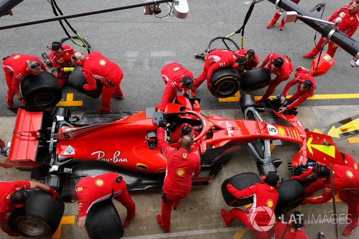Gri ingegneri Ferrari provano un pit stop