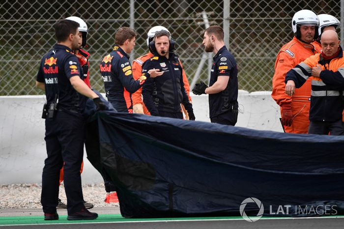 La monoposto di Max Verstappen, Red Bull Racing RB14 viene recuperata dalla ghiaia