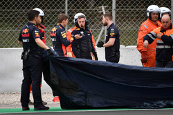 La monoposto di Max Verstappen, Red Bull Racing RB14 viene recuperata dalla ghiaia