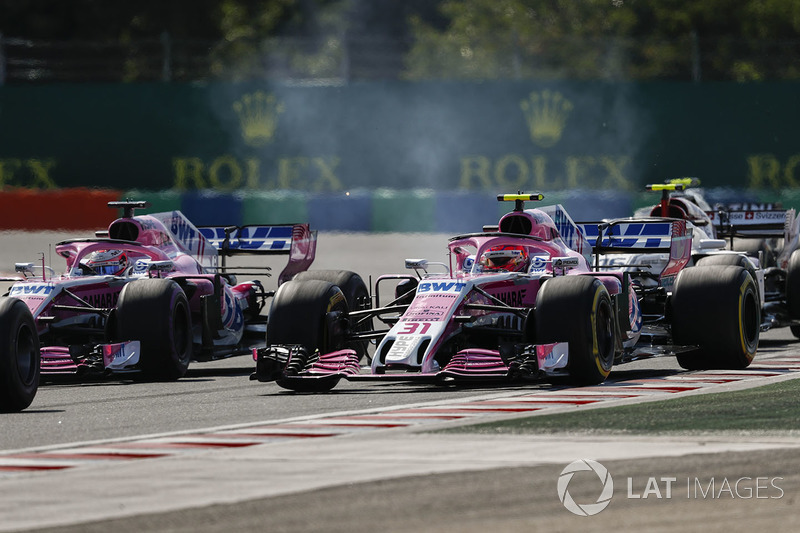 Sergio Perez, Force India VJM11, en lutte avec Esteban Ocon, Force India VJM11, devant Charles Leclerc, Sauber C37, au départ